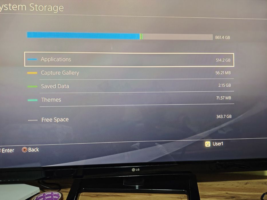 PS4 slim modat impecabil, multe jocuri instalate și 2 controlere