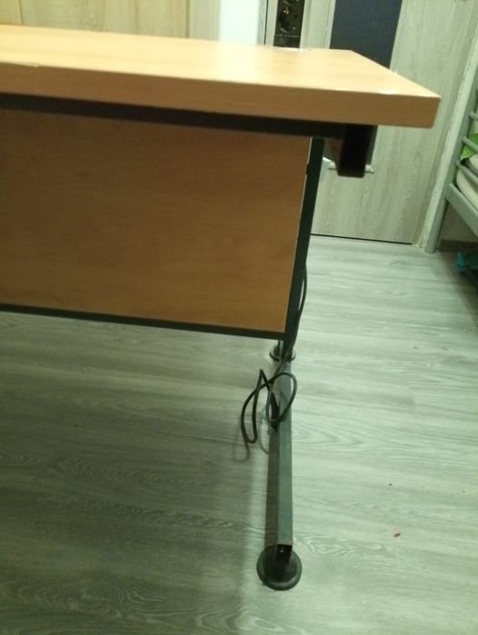 Vând birou cadru metalic.