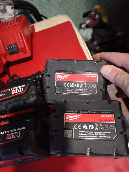 Vând baterii  de 5 amperii și încărcătoare milwaukee