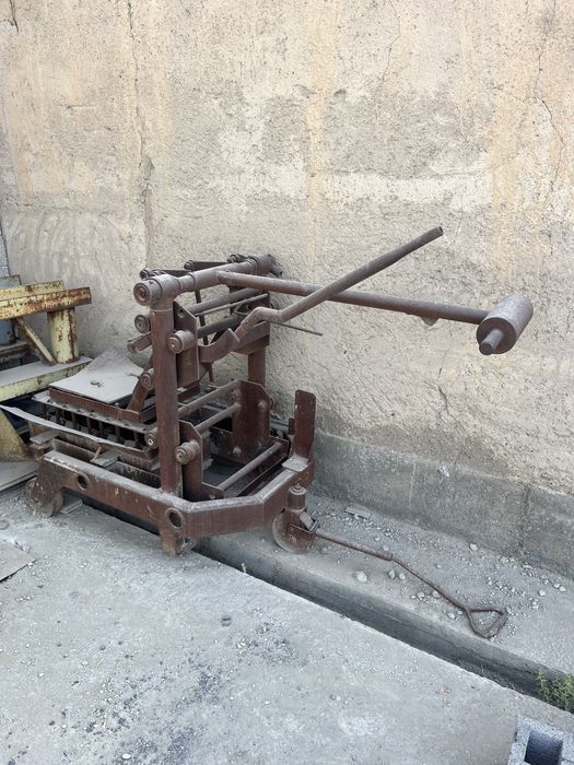 Шлакоблок апарати сотилади.