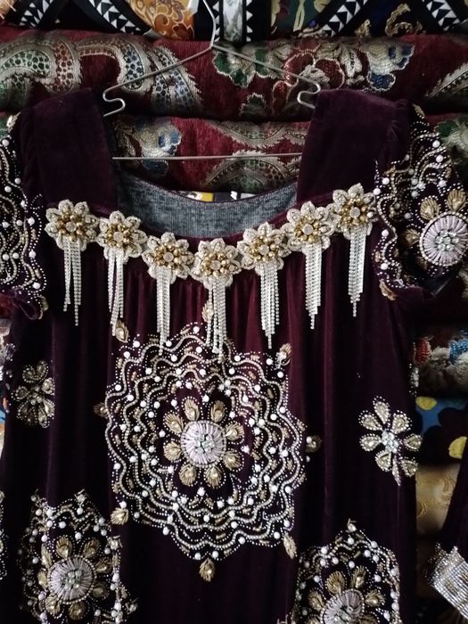 Kuylak lozimi bilan sifatli tikilgan bezaklar ham chiroyli bezatilgan