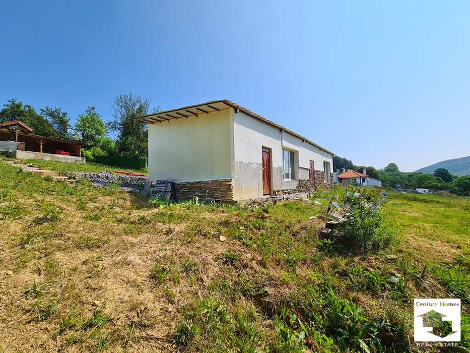 125181 Панорамен парцел с едноетажна сглобяема сграда в с. Бадевци