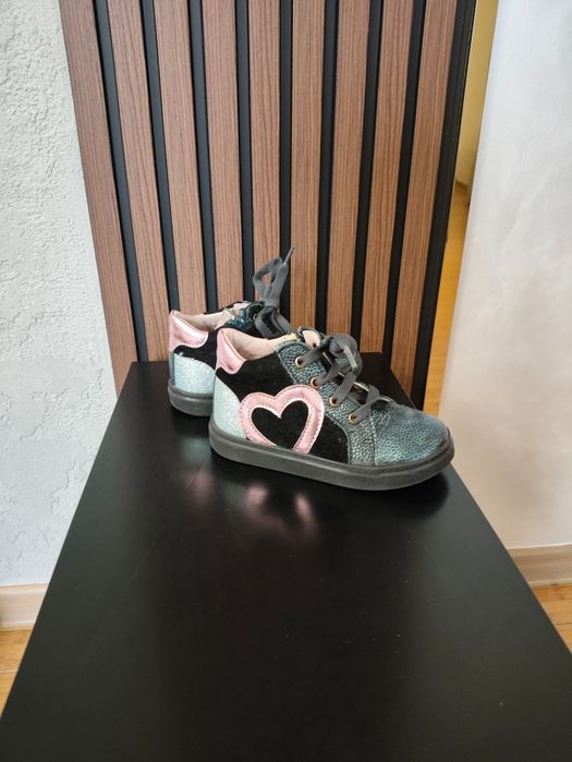 Продам детскую обувь