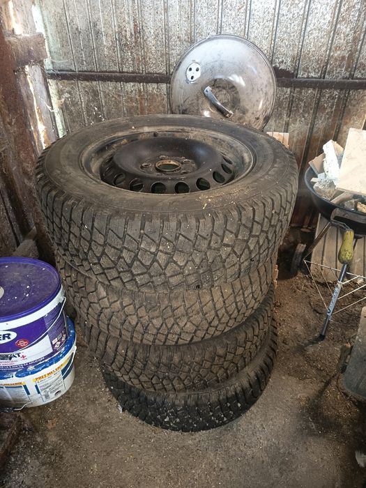 Vând cauciucuri cu janta de 15