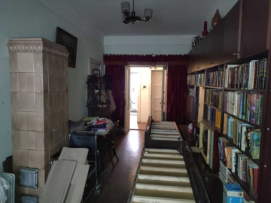 Голям апартамент, който може да се раздели на два по - малки.