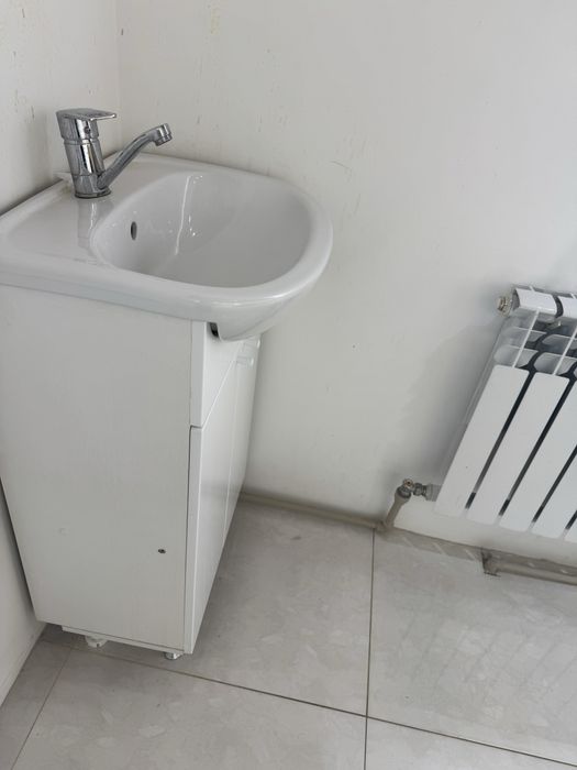 Продам раковину с тумбой