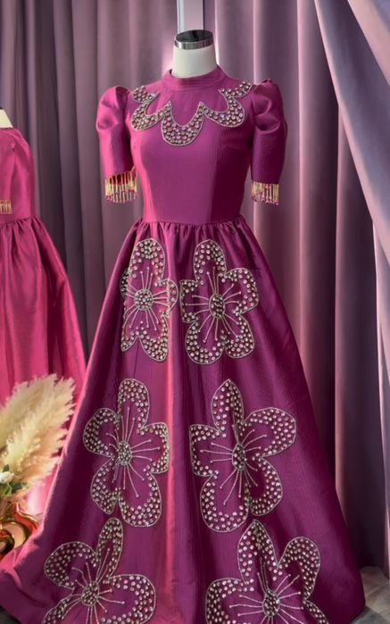 Yuzoshti marosimi uchun chiroyli ansambl