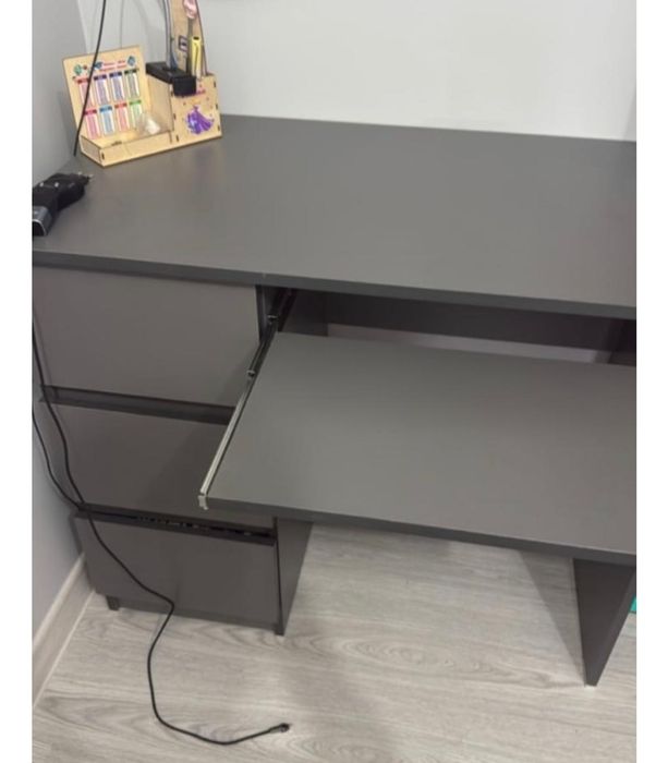 Офисный стол в хорошем состоянии