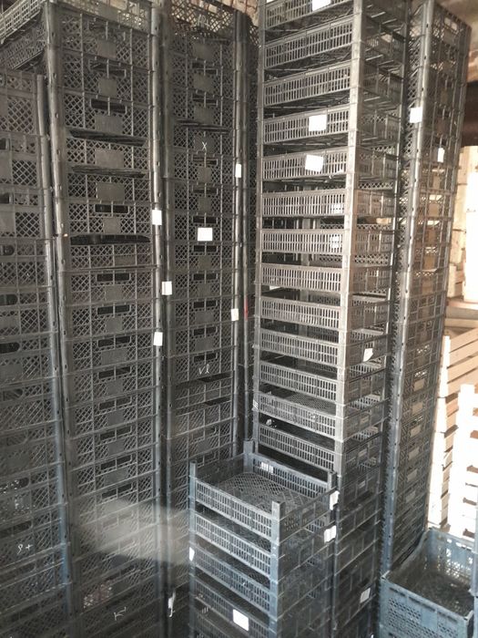 Пластмассовые корзины и робот коробки