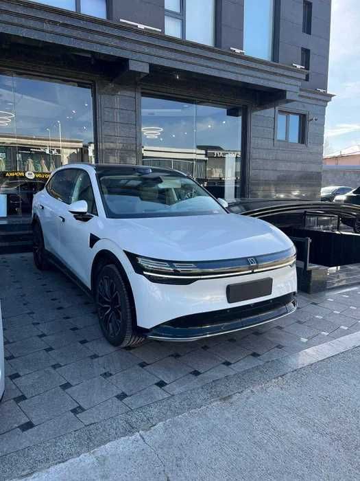 Zeekr 7X oqqa oq salon