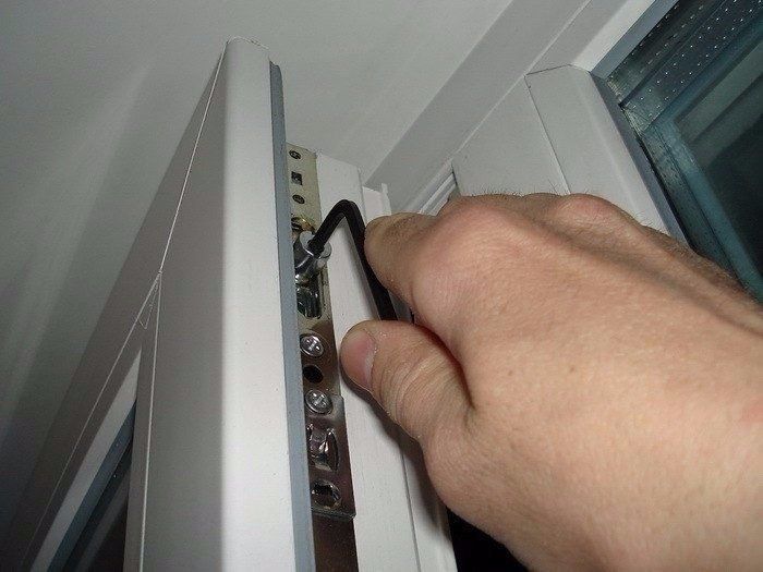 Регулировка окон и дверей 
замена фурнитуры
москитные сетки
замена сте