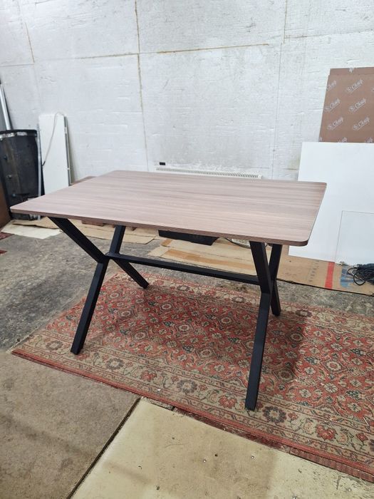 Продам новый стол с табуретками