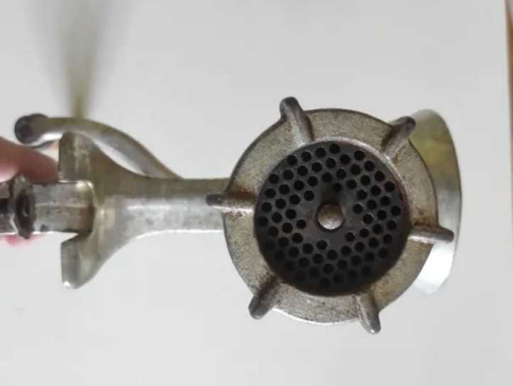 Месомелачка ръчна + приствка за колбаси