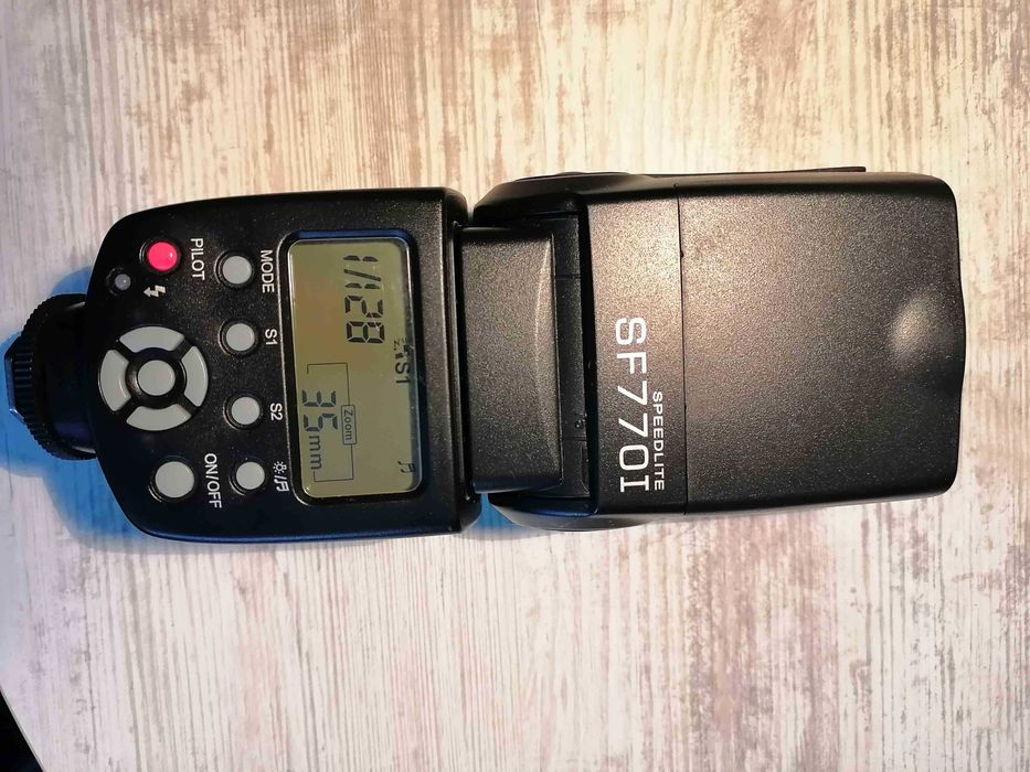 Продавам универсална фотосветкавица -SF 770 I
