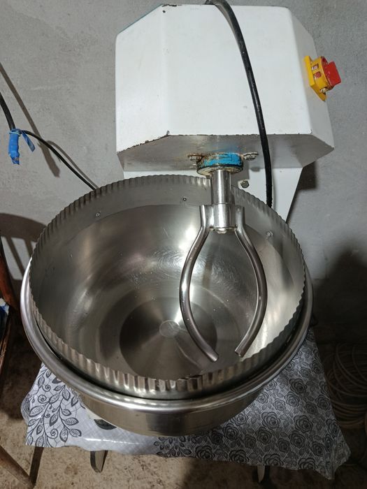 Тесто мешалка.Xamir qoradigan apparat.