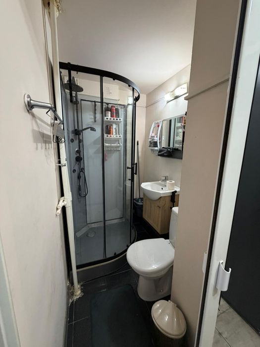 Închiriez Garsoniera etaj 1