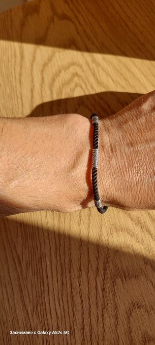 Сребърна гривна, с копринени конци