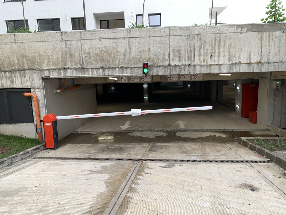 Închiriez loc de parcare subterană la intrare in Racadau