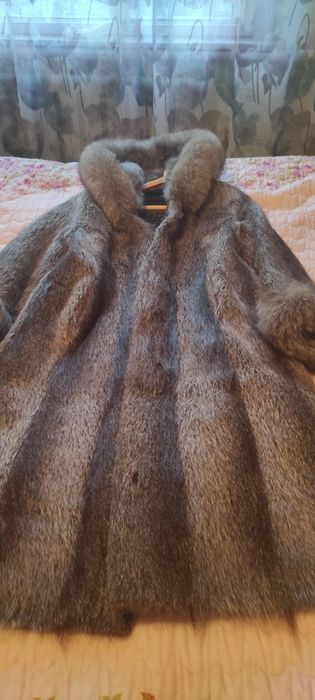 Продам  2 шубы  .