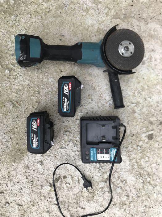 Акумулаторен ъглошлайф Макита с 2 батерий