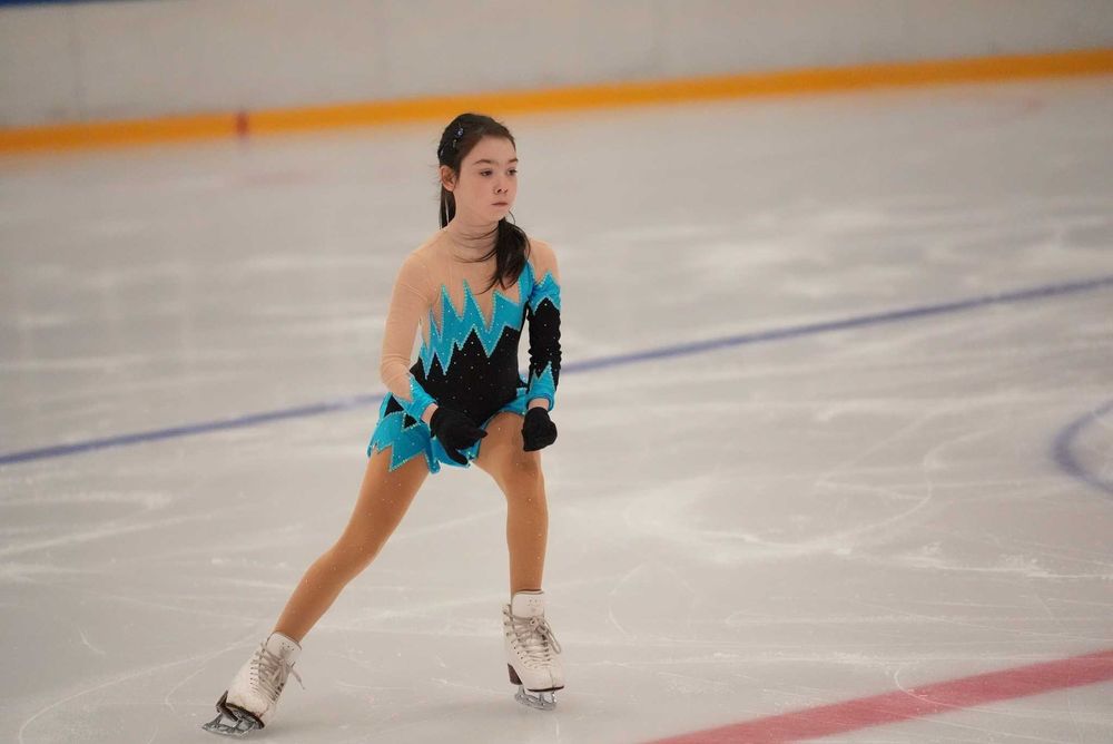 Рокля за фигурно пързаляне