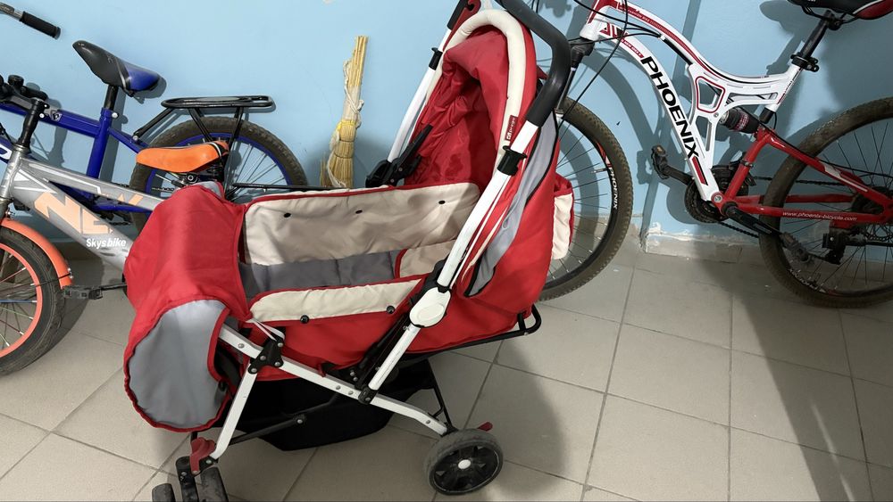 Детская прогулочная коляска