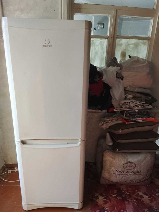 Продается холодильник "Indesit"