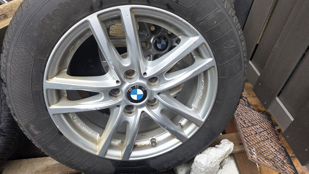 Genți BMW aproape noi
