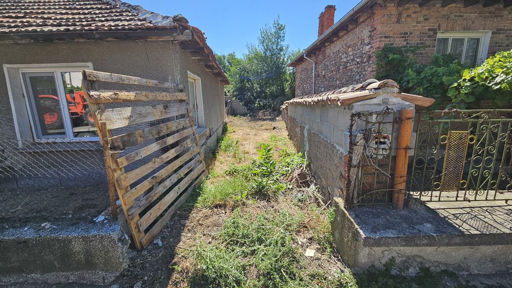 Имот в село Леново застрояване до 10 метра с площ 638 кв. м.