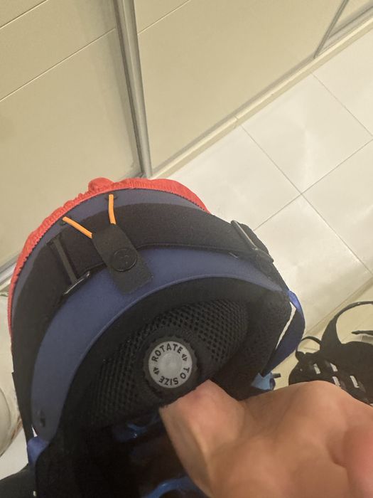 Продавам луксозна каска за ски и очила исползвани в перфектно състояне