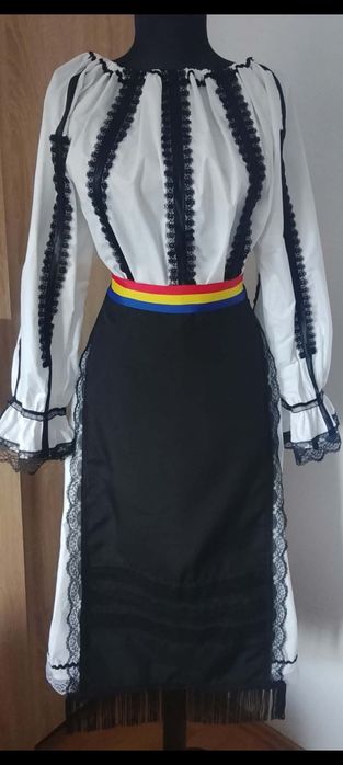 Costum popular mărimea M-L, nou