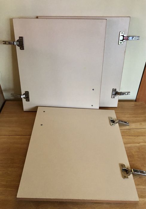 Три врати на шкафа с дръжки, Кухненски шкаф, изработен от дърво