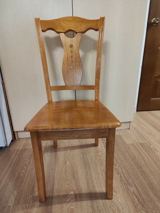 Деревянные стулья