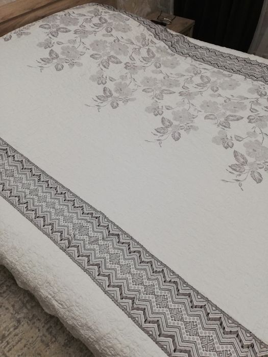 Продам покрывало на кровать.