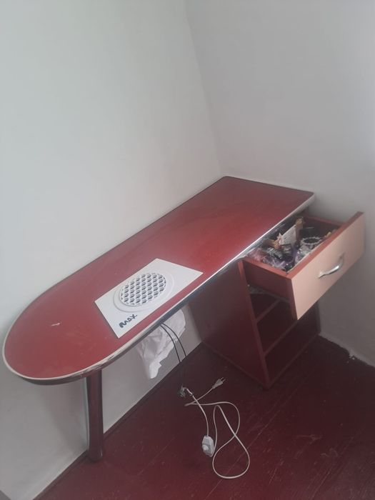 Masa de manichiura încorporată cu aspirator în ea  făcută pe Comandă