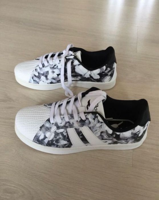 Vând adidași super comozi(37).