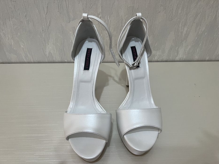 Pantofi cu toc și platforma TRACES of heels