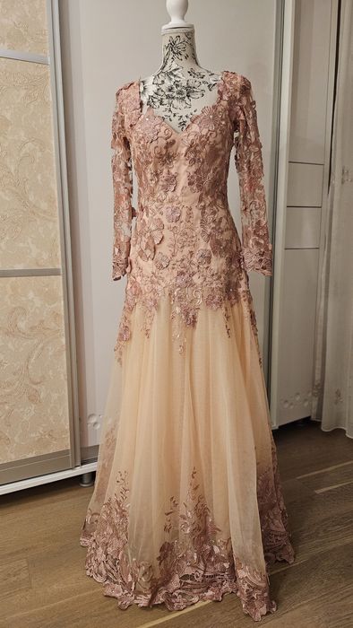 Rochie lunga de seara din dantela roz, cu spatele gol