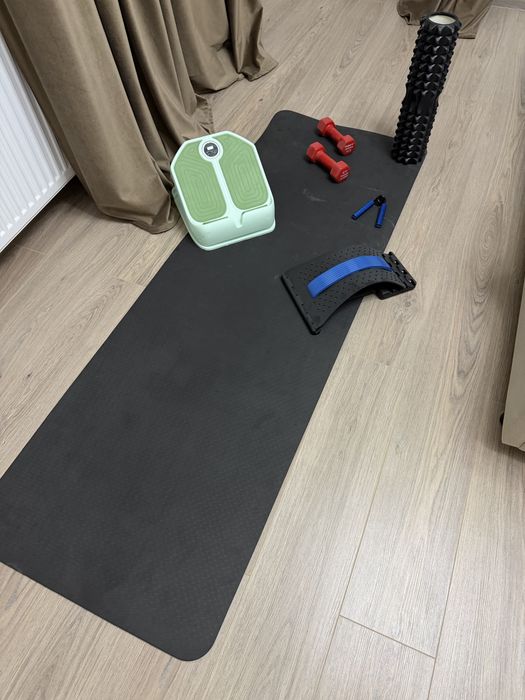 Спорт инвентарь: коврик для йоги, гантели, тренажеры, эспандер