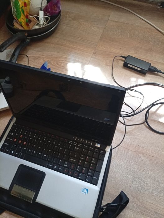 Vând laptop de piese