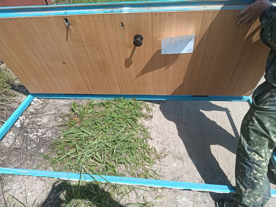 Продам железную дверь.