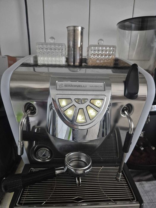 Espressor profesional Nuova Simonelli Musica cu rezervor apă–model LUX