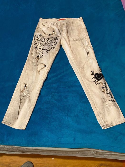 Бели дънки с камъни