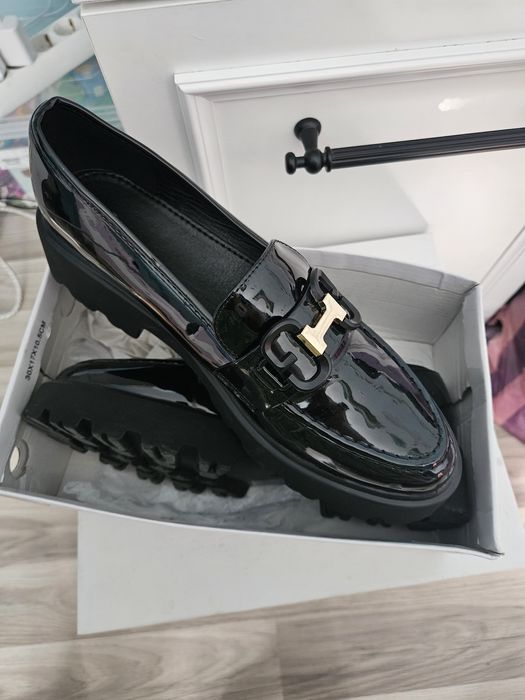 Дамски обувки 41 номер,но са умалени,отговарят по скоро за 40 номера