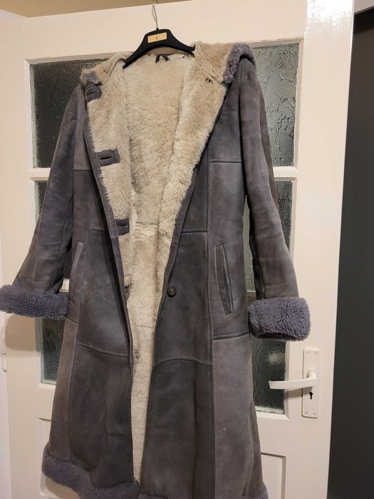 Cojoc dama, natural de oaie culorarea gri, marimea L cu glugă.