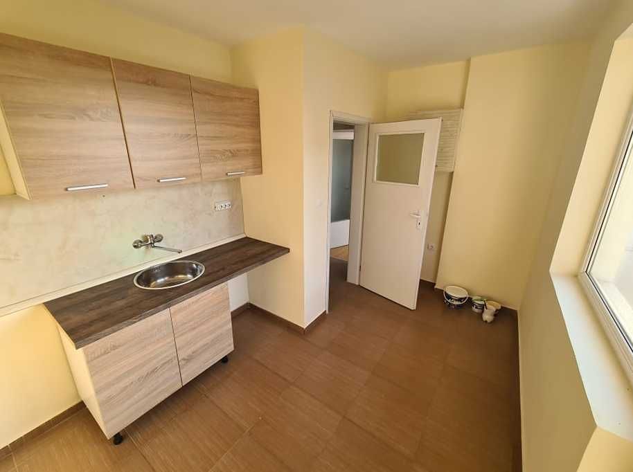 Дава се под наем Двустаен апартамент в Бургас, Славейков - 54 кв.м за 178.5 € - Снимка #1