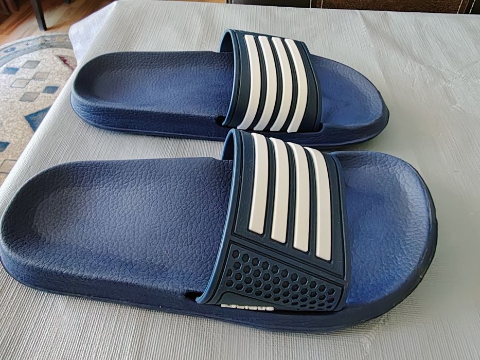 Șlapi unisex mărimea 35.Nou. Preț 20 lei.