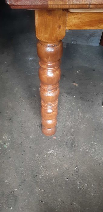 Ръчно изработена дървена маса