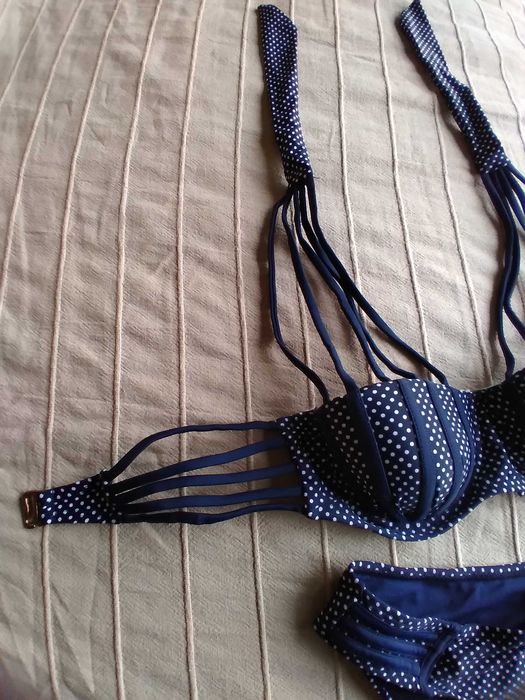 Продавам чисто нов бански костюм размер 36 EU