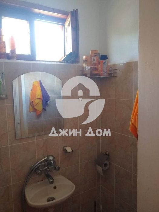 Двуетажна къща с двор в с. Стефан Караджово